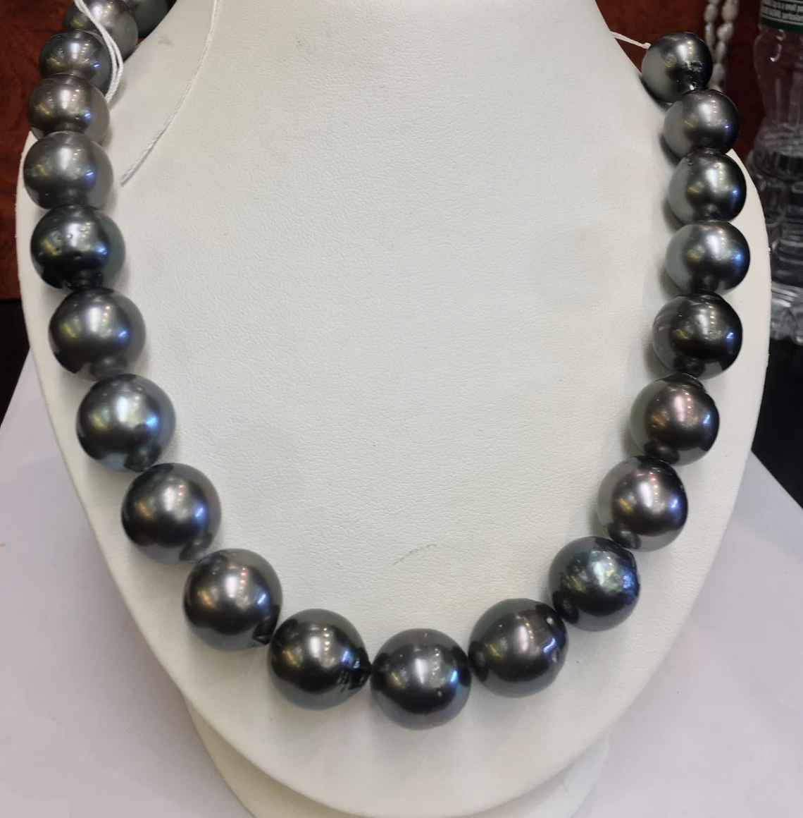 Very Good Quality Tahitian South Sea Peatls 12x 17mm 14k Good ld Clasp Great Luster Great Color