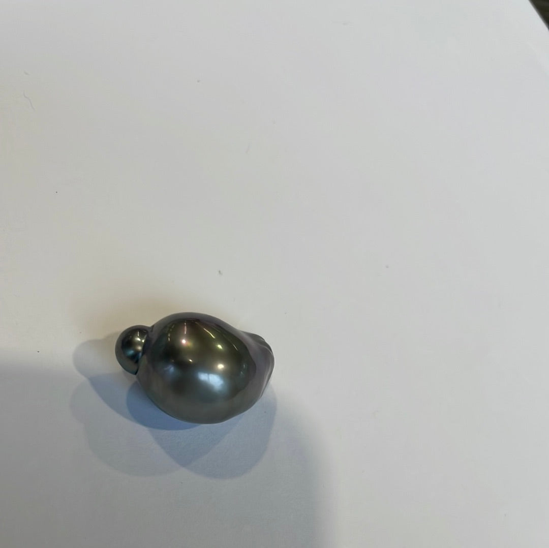 Tahitian South Sea Pearl. 25.5mm x 16mm