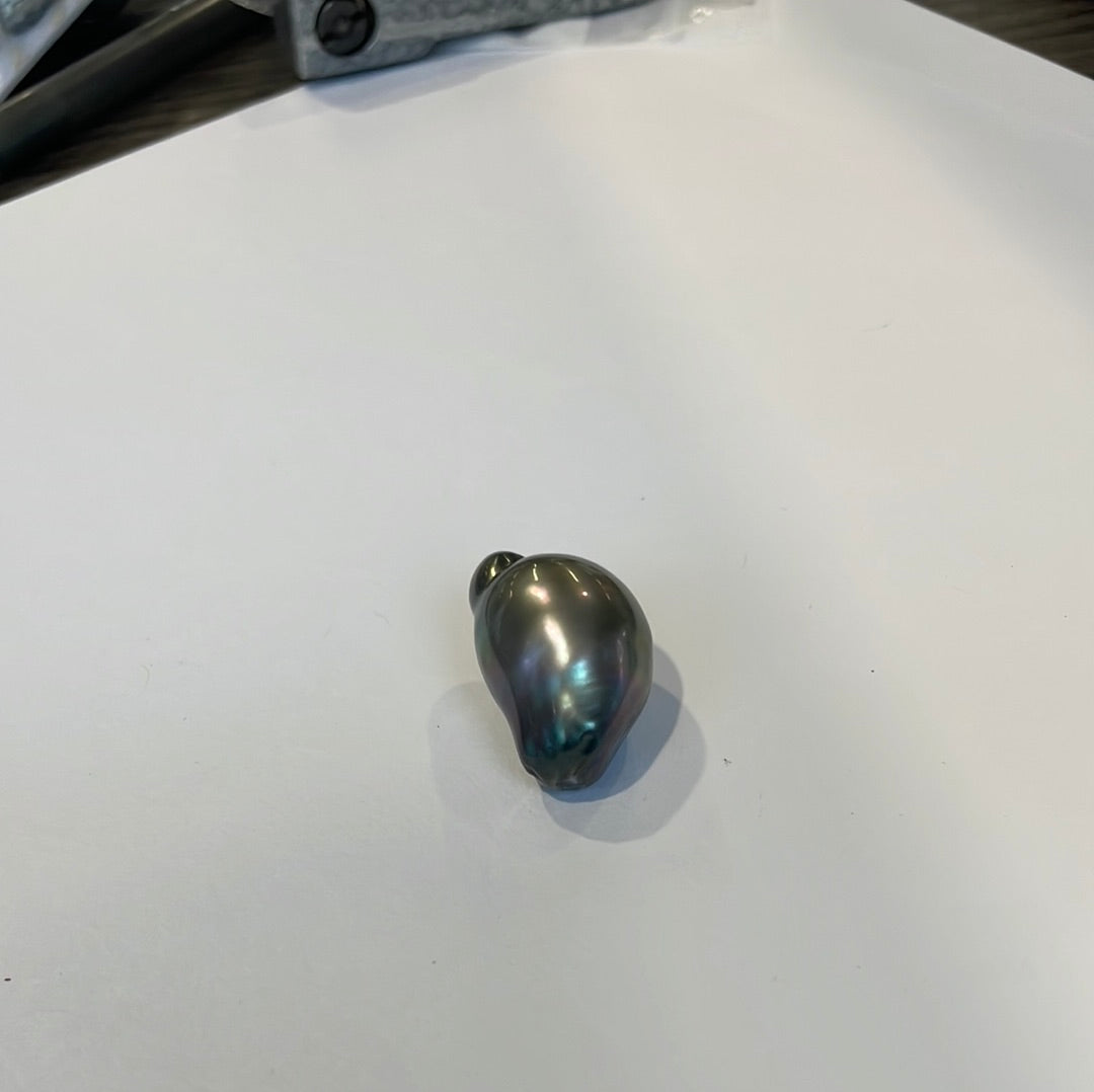 Tahitian South Sea Pearl. 25.5mm x 16mm