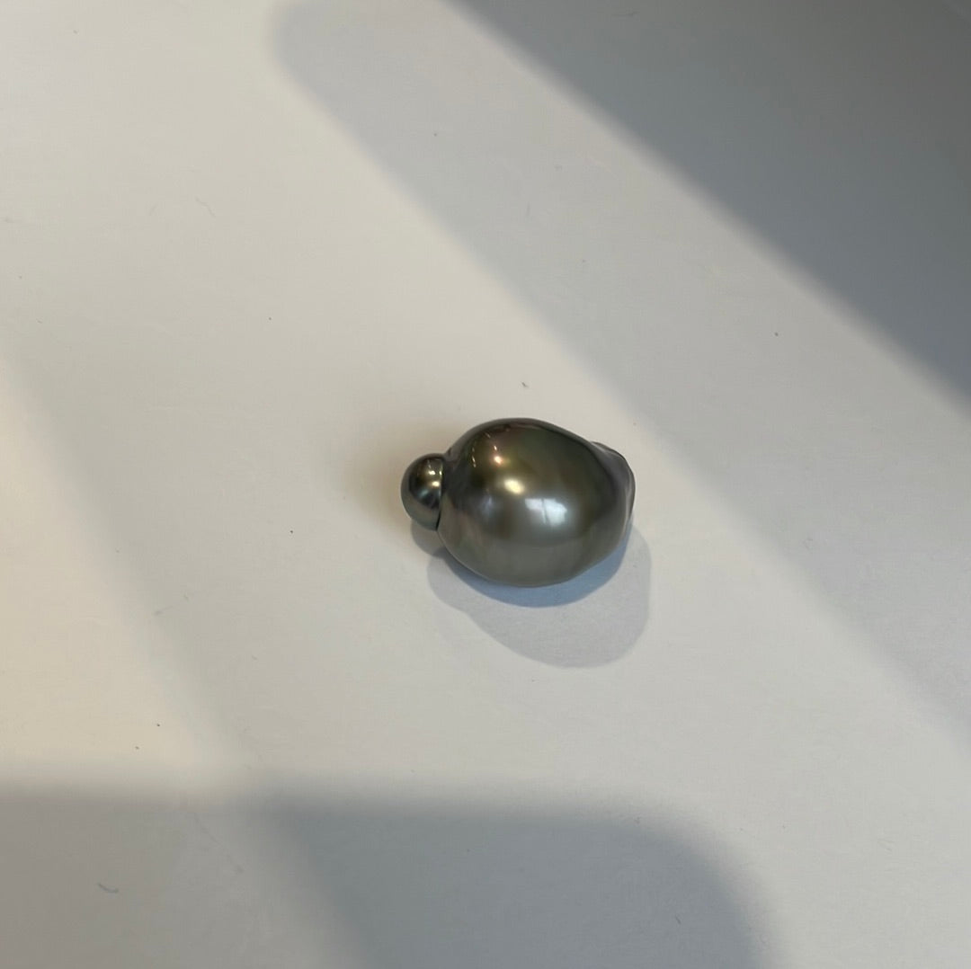 Tahitian South Sea Pearl. 25.5mm x 16mm