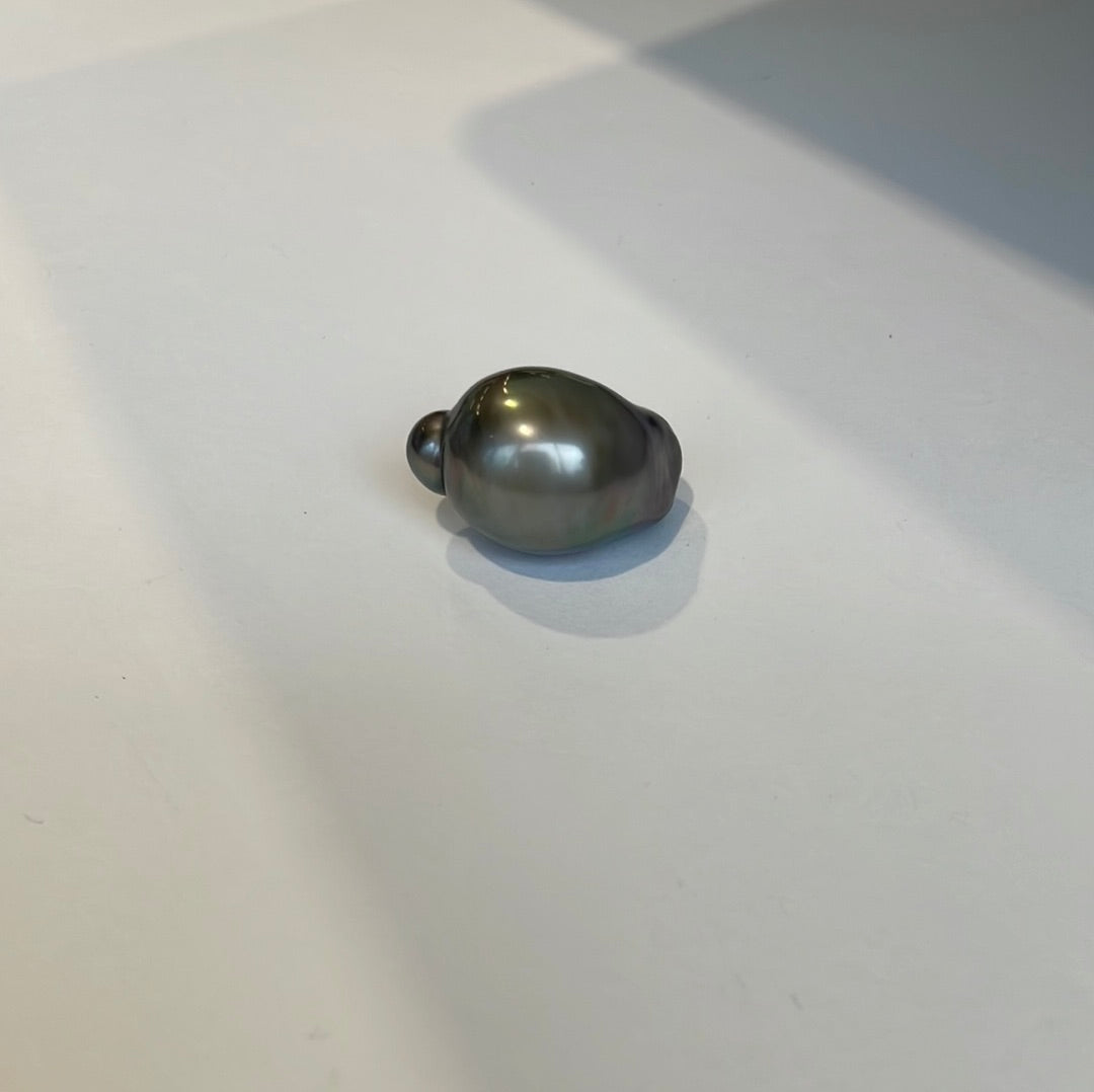 Tahitian South Sea Pearl. 25.5mm x 16mm