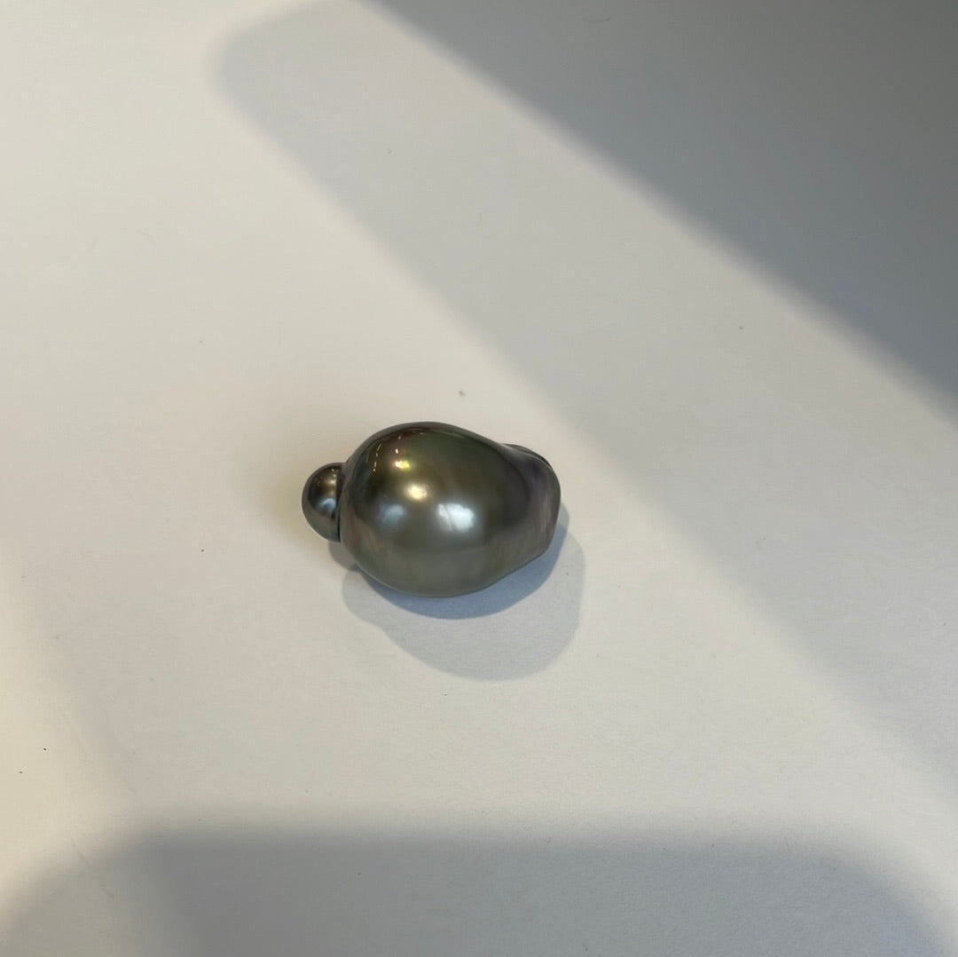 Tahitian South Sea Pearl. 25.5mm x 16mm