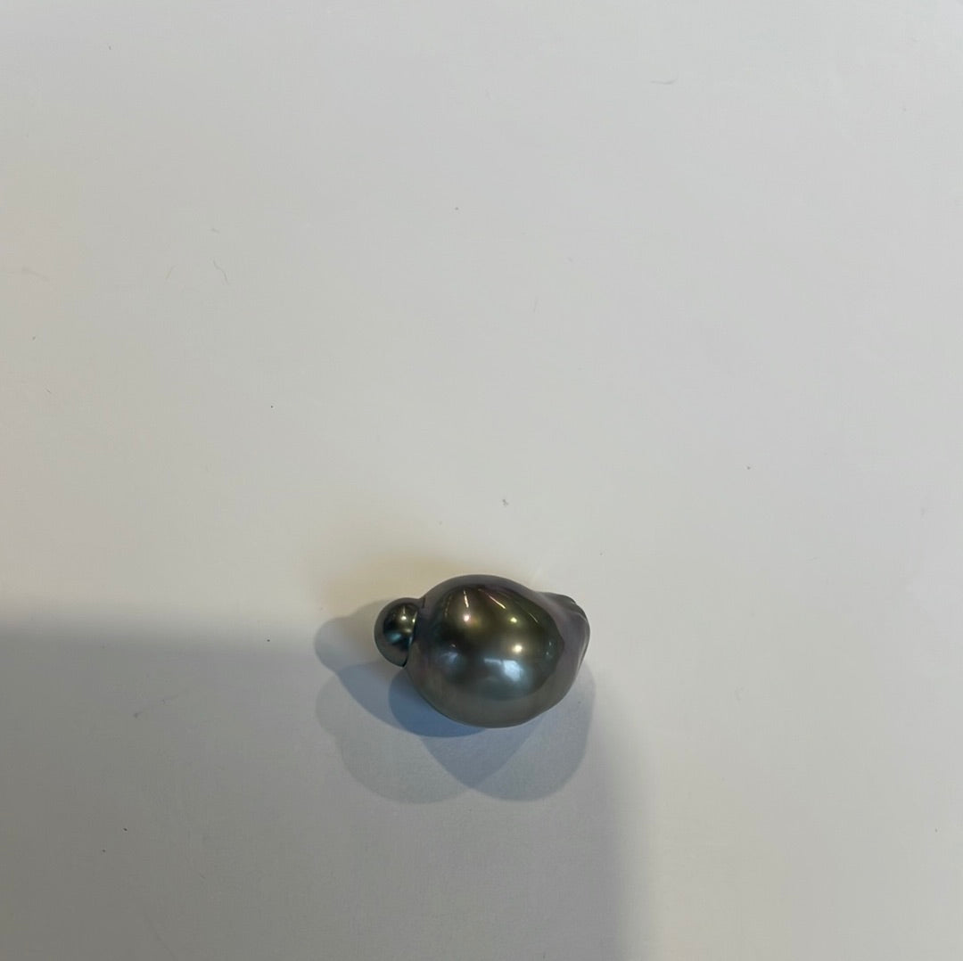 Tahitian South Sea Pearl. 25.5mm x 16mm