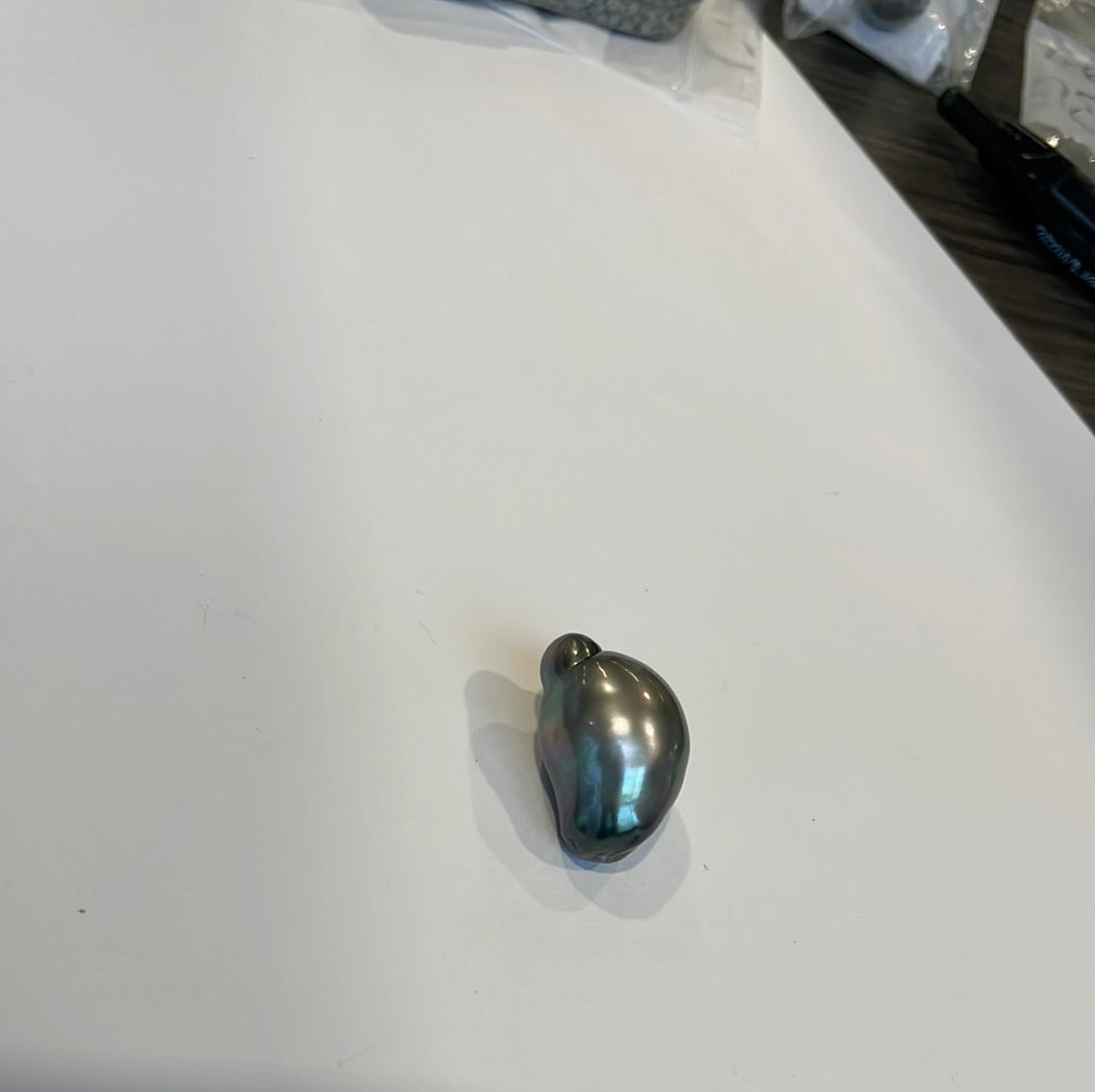 Tahitian South Sea Pearl. 25.5mm x 16mm