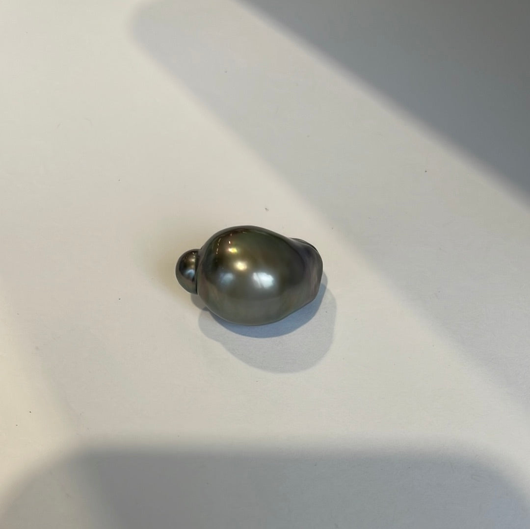 Tahitian South Sea Pearl. 25.5mm x 16mm
