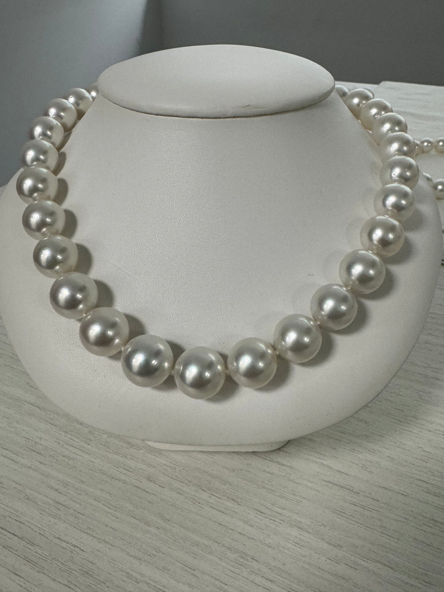 South Sea pearl necklace 15 x 17.1 mm gold Diamond clasp