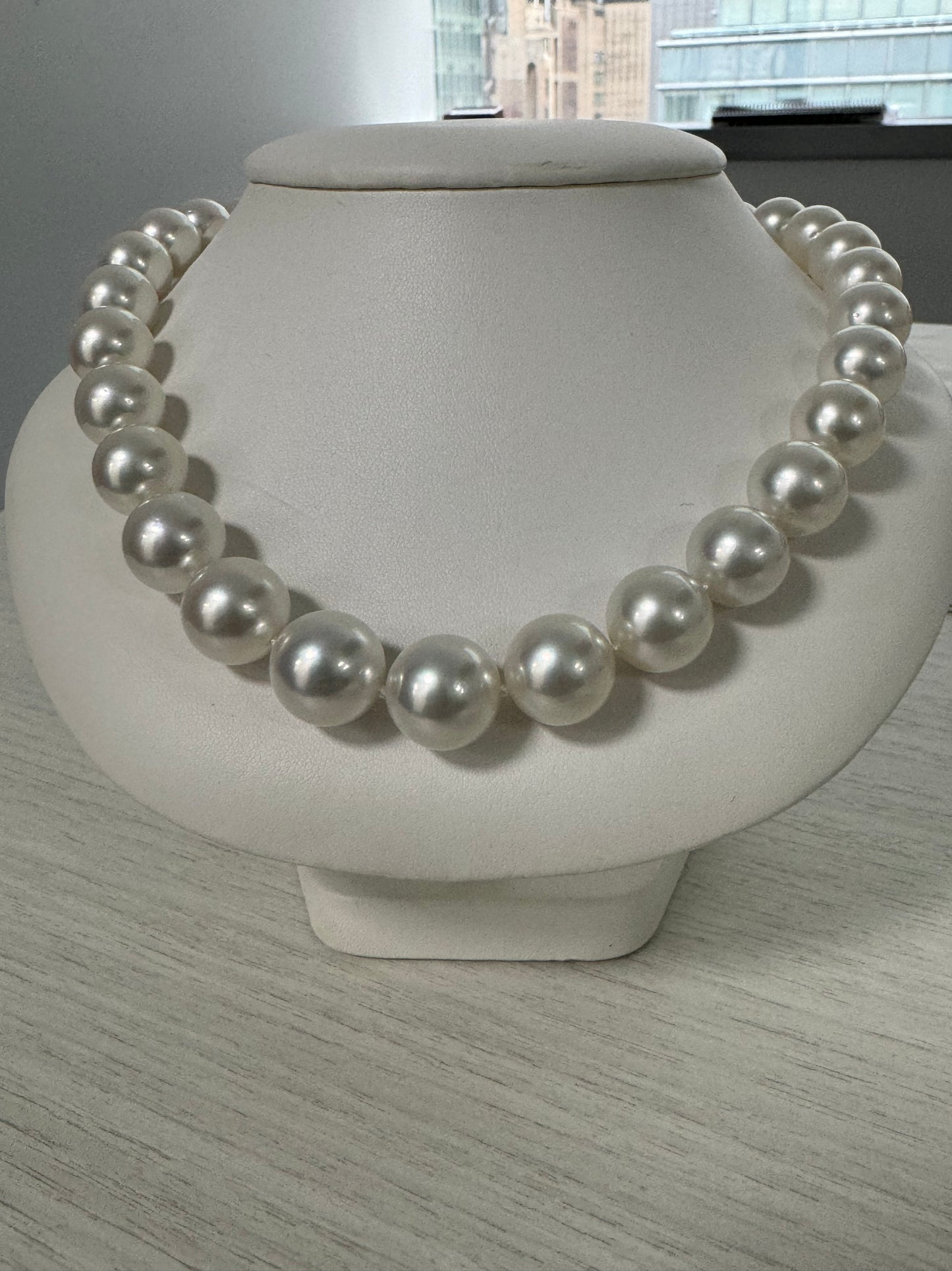 South Sea pearl necklace 15 x 17.1 mm gold Diamond clasp