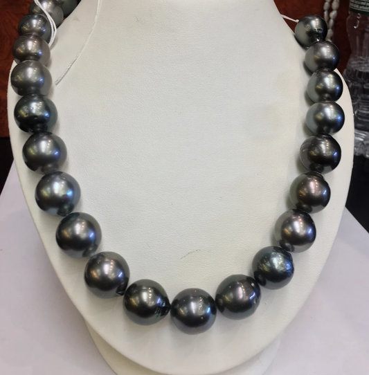 Very Good Quality Tahitian South Sea Peatls 12x 17mm 14k Good ld Clasp Great Luster Great Color