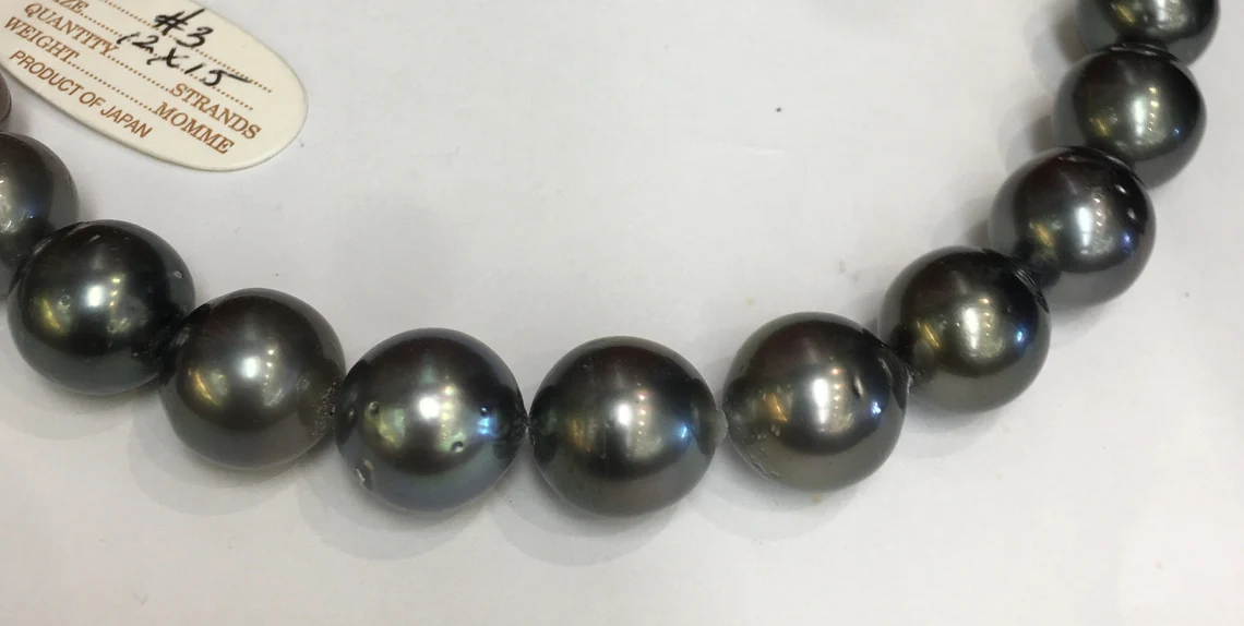 Very Good Quality Tahitian South Sea Peatls 12x 17mm 14k Good ld Clasp Great Luster Great Color