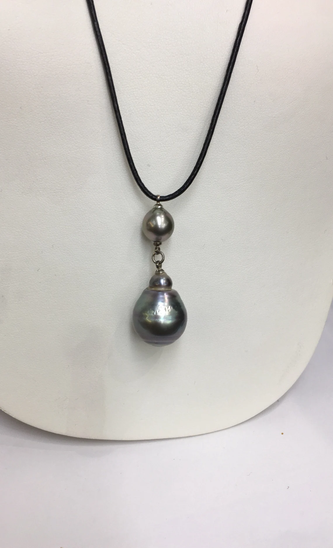 22x17mm Tahitian South Sea Pearl Cord Adjustable Leather Cord Hanging from 10mm Tahitian Pearls