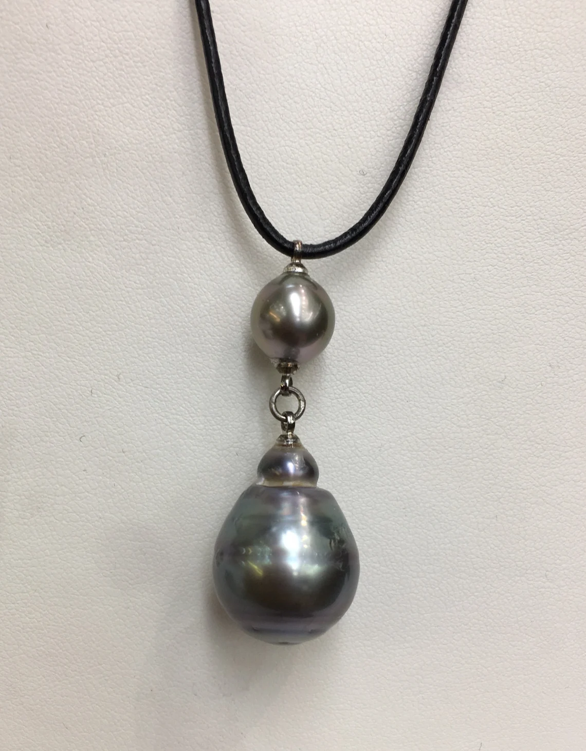 22x17mm Tahitian South Sea Pearl Cord Adjustable Leather Cord Hanging from 10mm Tahitian Pearls