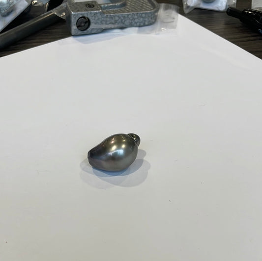 Tahitian South Sea Pearl. 25.5mm x 16mm